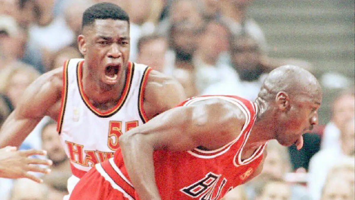 Dikembte Mutombo y Michael Jordan en la NBA